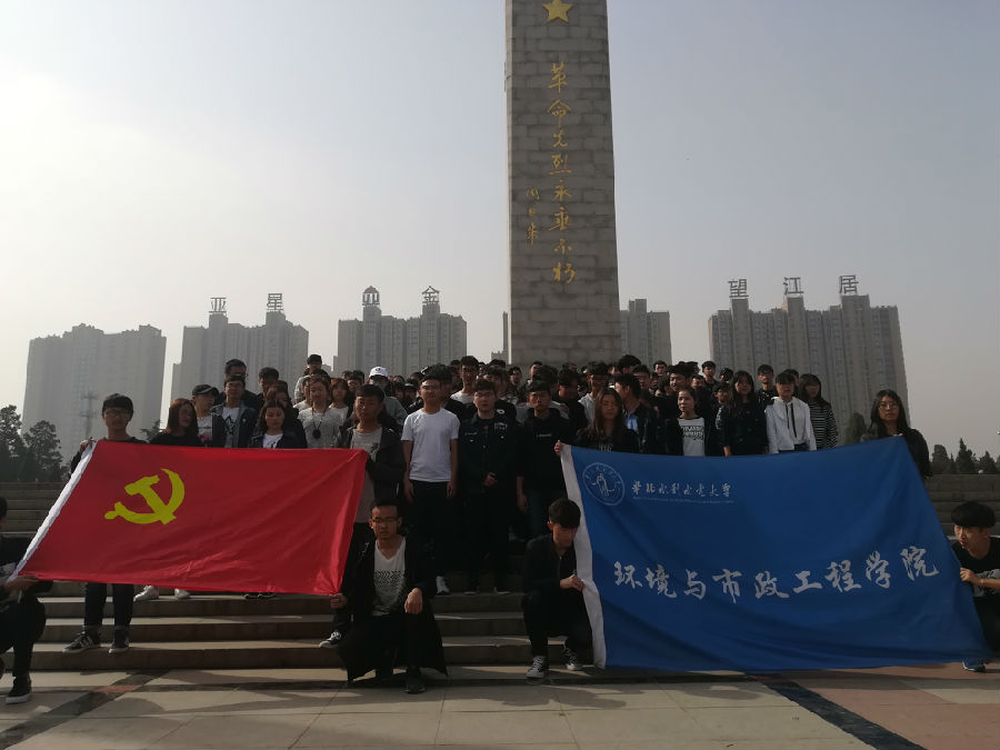 在革命先烈纪念碑下合影.jpg