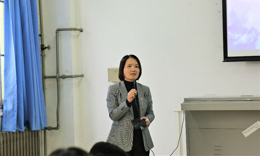 3.校团委副书记柴延艳授课.jpg