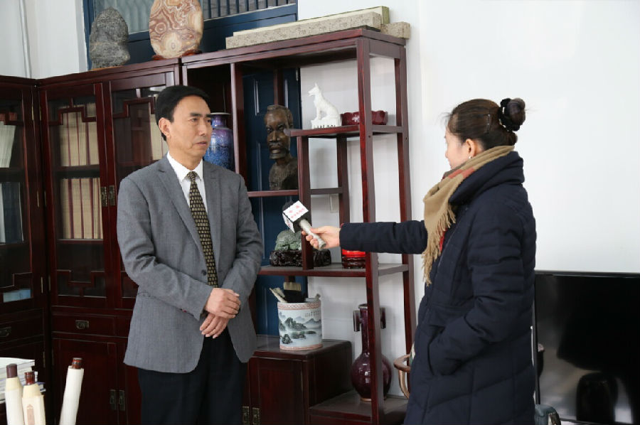 校党委副书记石品接受采访.jpg