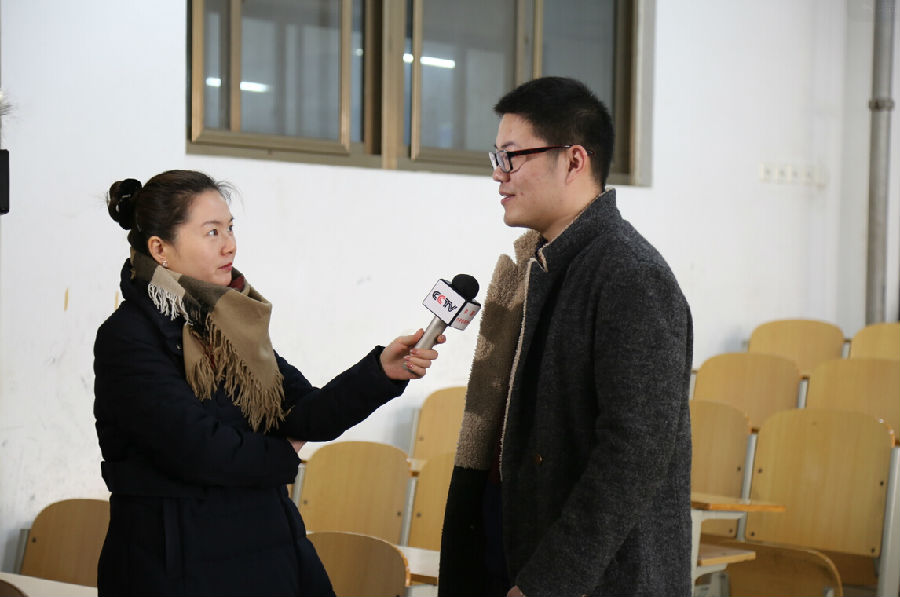 何晨曦同学接受采访.jpg