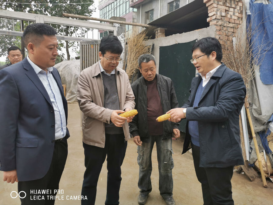 帮扶团走访慰问建档立卡贫困户.jpg