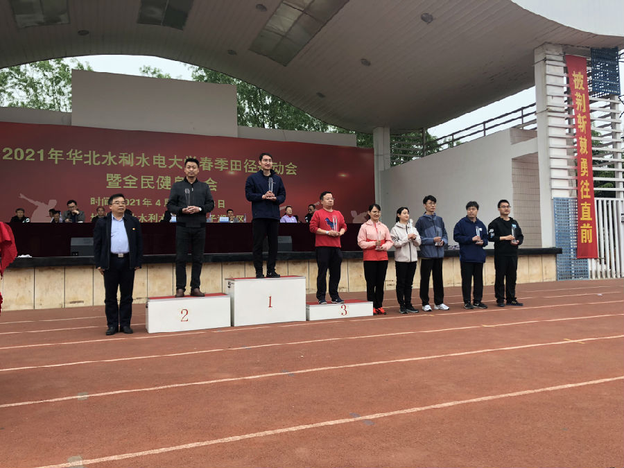 教师团体荣获第六名——2019级辅导员付豪代表广大教职工领取奖杯