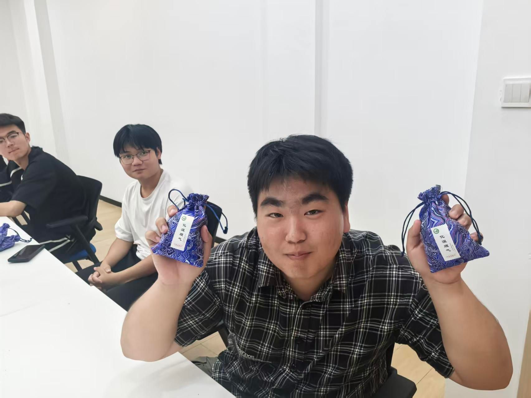 香润社区育新人匠心传韵话端阳  花园社区开展端午香囊手工制作主题活动