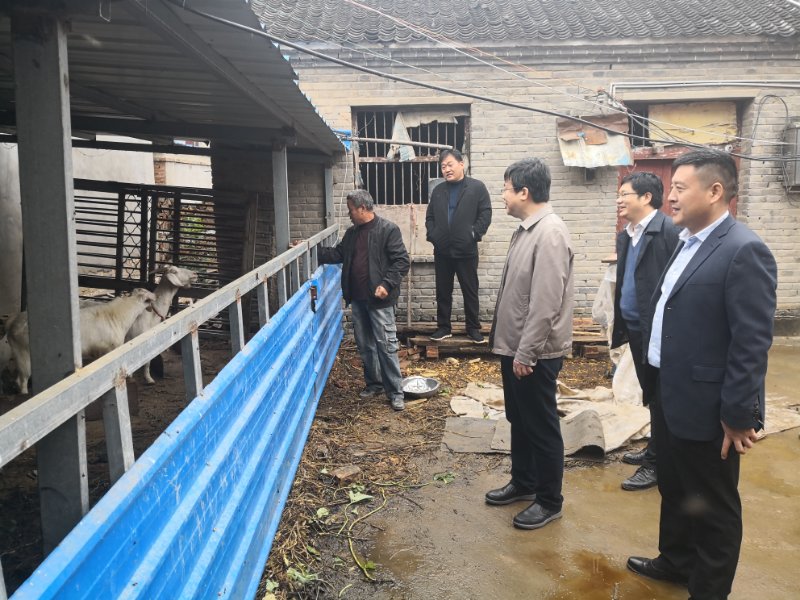 帮扶团走访建档立卡贫困户.jpg