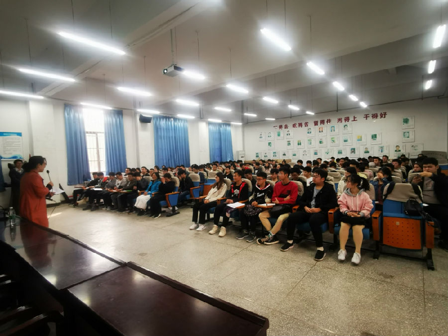 (水利学院党委副书记谢俊莹主持讲座).jpg