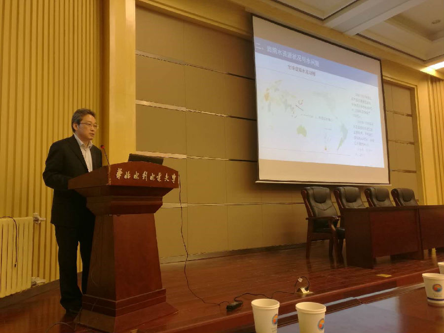 韩振中教授做报告.jpg