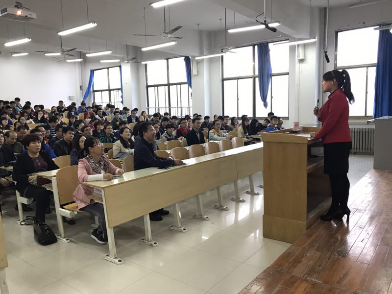 坚定理想信念--杰出校友吴新芬回我院作报告2.png