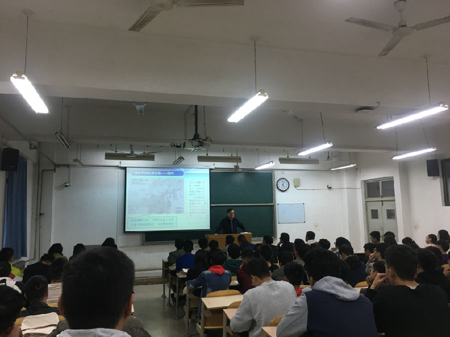 刘校长上课2.jpg