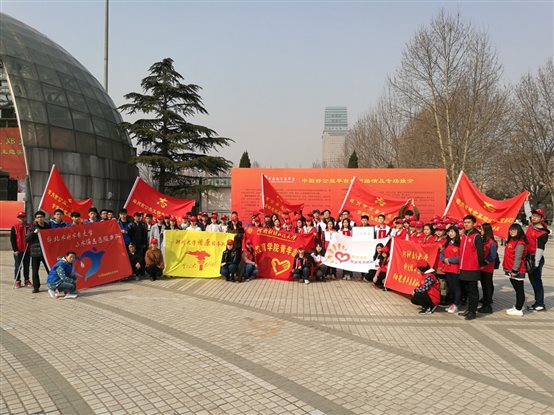 C:UsersAdministratorDesktop新建文件夹?60304土木与交通学院小水滴志愿服务队参加“文明之城·志愿郑州”活动小水滴同参与授旗的4支队伍合影.jpg