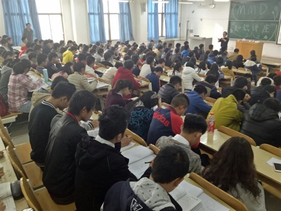 老师下台与同学互动