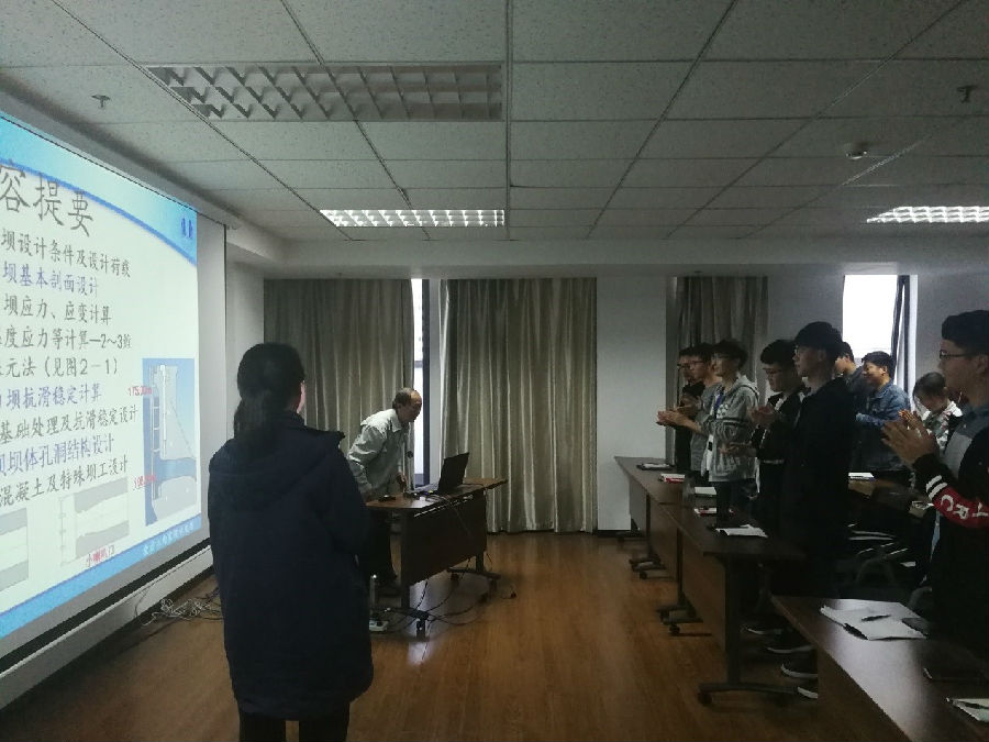 李先镇老师的精彩讲授赢得学生们热烈的掌声.jpg