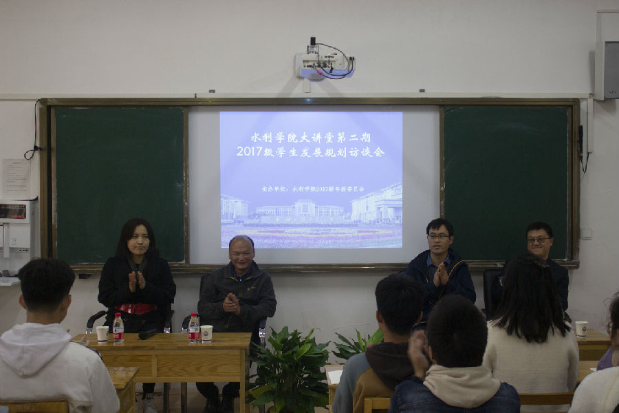 校友们与学生进行互动.jpg