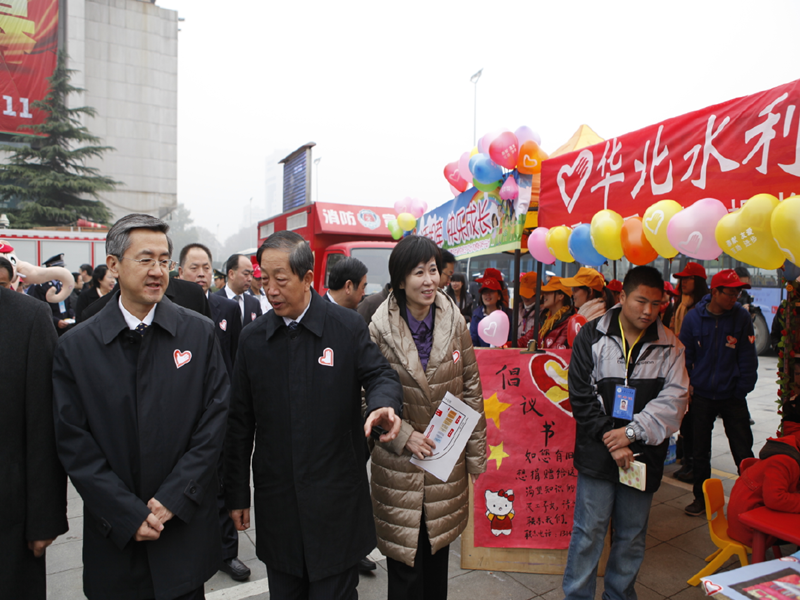 省委副书记、组织部长邓凯参观我校志愿者服务成果展示