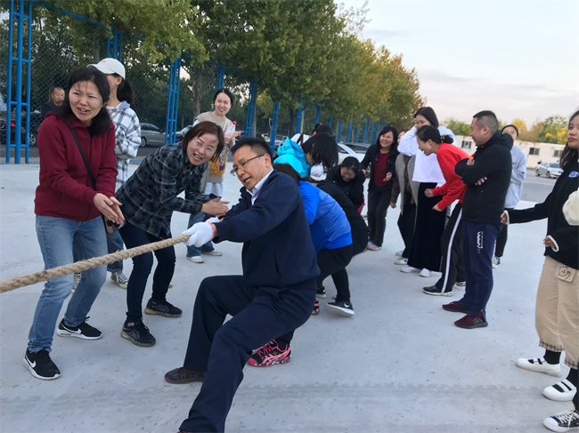 集体项目-拔河比赛在如火如荼的进行.png